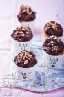 Cupcake conditi con crema al cioccolato — Foto stock