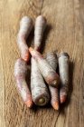 Zanahorias moradas frescas - foto de stock