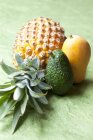 Ananas con avocado e mango — Foto stock