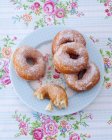 Gezuckerte Donuts auf Teller — Stockfoto