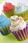 Haselnuss-Cupcakes mit Buttercreme verziert — Stockfoto