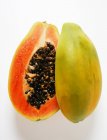 Papaye fraîche coupée en deux — Photo de stock