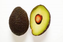 Свежий наполовину мини-авокадо — стоковое фото