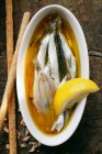 Маринованные сардины с лимоном — стоковое фото