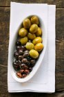 Schwarze und grün marinierte Oliven — Stockfoto