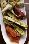 Bandeja antipasti de verduras marinadas - foto de stock