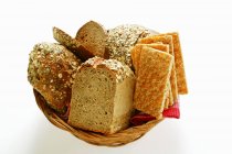 Pão integral e pão crocante na cesta — Fotografia de Stock