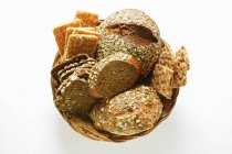 Хлеб из цельной муки и хрустящие хлебы — стоковое фото