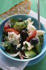 Griechischer Salat mit Brot — Stockfoto