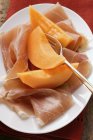 Jamón de Parma con melón - foto de stock