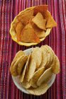 Tortilla chips em taças — Fotografia de Stock