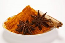 Primo piano vista del curry in polvere con anice stellato e bastoncini di cannella — Foto stock