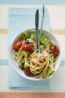 Espaguetis con tomates cherry y calabacines - foto de stock