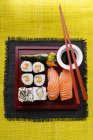 Sushi sortido em bandeja vermelha — Fotografia de Stock