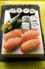 Sushi surtido a bordo - foto de stock