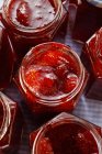 Mermelada de fresa en frascos - foto de stock