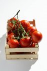 Вишневі помідори в ящику — стокове фото