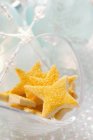 Звездные печенья с желтой глазурью — стоковое фото