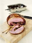 Carne di maiale arrosto parzialmente affettata — Foto stock
