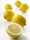 Limones frescos y maduros - foto de stock