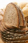 Tranches de pain de ferme — Photo de stock