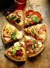 Trozos de pizza con diferentes ingredientes - foto de stock