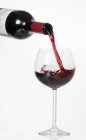 Versare il vino rosso — Foto stock