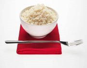 Ciotola di riso lungo e forchetta — Foto stock