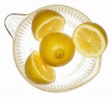 Limones en exprimidor de cítricos - foto de stock