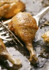 Jambe de poulet rôtie croustillante — Photo de stock