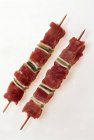 Closeup top view of Poularde kebabs with bacon and peppers — Stock Photo