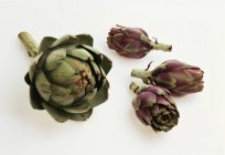 Artichauts verts et violets — Photo de stock