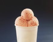 Полуничним морозивом — стокове фото