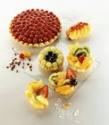 Bolo de cereja e bolos pequenos variados — Fotografia de Stock
