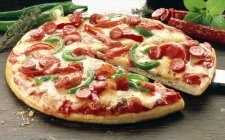Pizza con chile - foto de stock