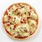 Pizza com presunto, queijo e cogumelos — Fotografia de Stock