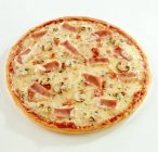 Pizza con prosciutto, formaggio e funghi — Foto stock
