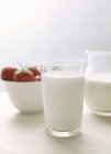 Glas Milch und Krug — Stockfoto