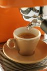 Чашка эспрессо на кофеварке — стоковое фото