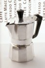 Vista close-up de uma máquina de café expresso na superfície branca com palavras — Fotografia de Stock