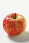 Frischer Apfel mit Tropfen — Stockfoto