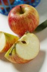 Äpfel und Apfelkeile — Stockfoto