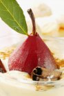 Vue rapprochée de la poire dans le vin rouge avec cannelle dans la crème de Madère — Photo de stock