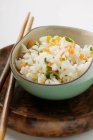 Овощной рис в маленькой миске — стоковое фото