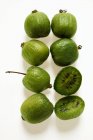 Mini-kiwi frutas enteras y cortadas a la mitad - foto de stock