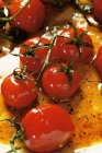 Tomates cherry marinados en superficie blanca - foto de stock