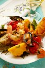 Пластина закуски середземноморські морепродукти, овочі, над зеленим деревної поверхні — стокове фото