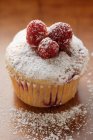 Muffin aux framboises avec sucre glace — Photo de stock