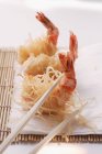 Королевские креветки, жареные в рисовой лапше — стоковое фото