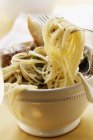 Спагетти-вонгол с травами — стоковое фото